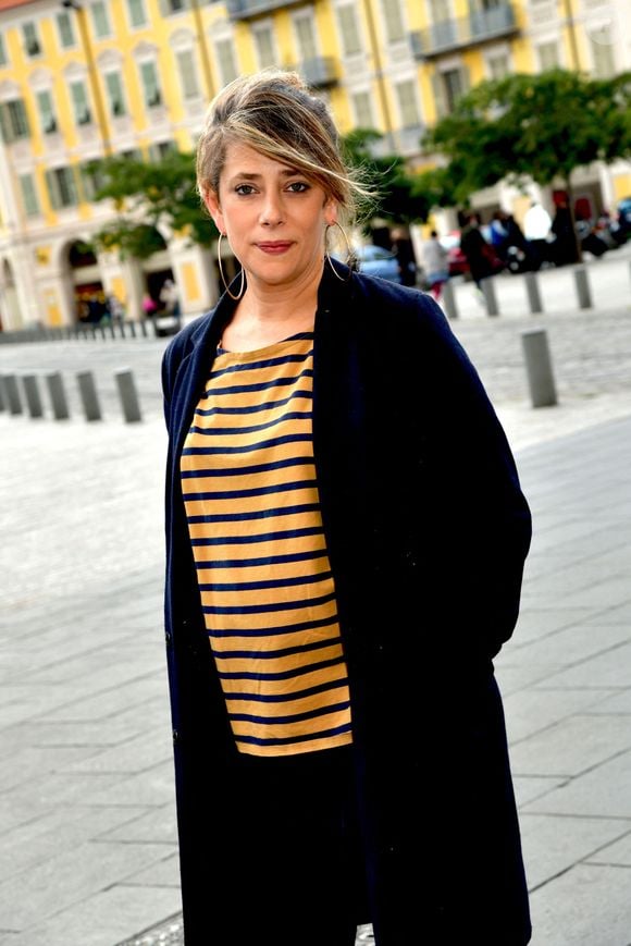 Giulia Foïs (soeur de Marina Foïs), la journaliste écrivain, est à Nice, le 15 octobre 2020, dans le cadre de la vingtième édition du Festival C'est Trop Court, pour y présenter son nouveau livre "Je suis une sur deux". © Bruno Bebert / Bestimage