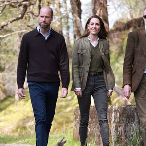 Le prince William, prince de Galles, et Catherine (Kate) Middleton, princesse de Galles, duc et duchesse de Rothesay, visitent une ferme locale sur la côte ouest de l'île de Mull (Ecosse), le 29 octobre 2025. Le prince et la princesse de Galles effectuent une visite de deux jours sur les îles de Mull et d'Iona, les 29 et 30 avril, afin de dialoguer avec les communautés rurales insulaires. 
© Mirrorpix / Bestimage