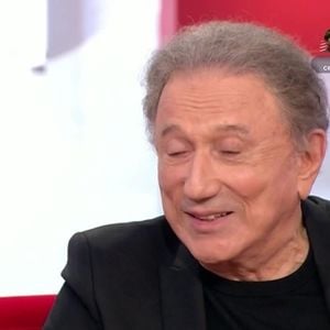 Gilbert Montagné sur le plateau de Vivement dimanche sur France 3.