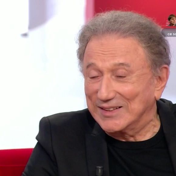 Gilbert Montagné sur le plateau de Vivement dimanche sur France 3.