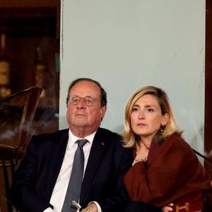 François Hollande et sa femme Julie Gayet assistent au match opposant C. Alcaraz à S. Tsitsipas lors des Internationaux de France de tennis de Roland Garros 2024 à Paris le 4 juin 2024. © Jacovides-Moreau/Bestimage