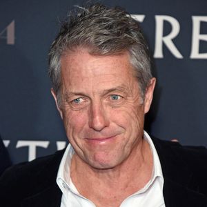 L’acteur britannique y aurait acheté une demeure en vieilles pierres avec jardin et piscine en 2016, pour environ deux millions d’euros.

Hugh Grant et son épouse Anna Eberstein sur le tapis rouge de l'avant-première allemande du film Heretic à l'Astor Film Lounge, à Berlin, le 24 novembre 2024.