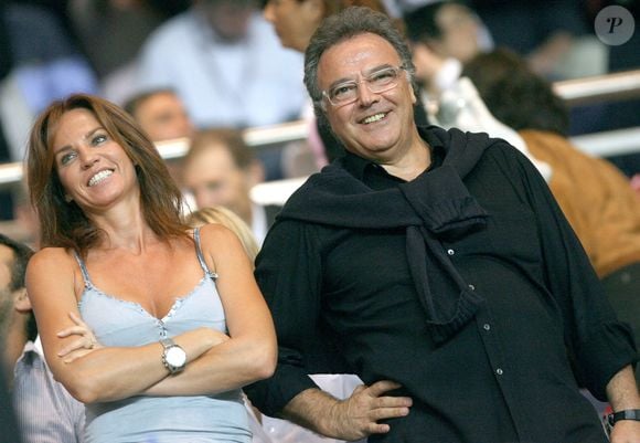 Alain Afflelou et Roslie lors du match de football de première division entre le Paris Saint-Germain et l'Olympique de Marseille au Parc des Princes à Paris, France, le 11 septembre 2006. L'OM a battu le PSG 3-1. Photo by Mehdi Taamallah/Cameleon/ABACAPRESS.COM