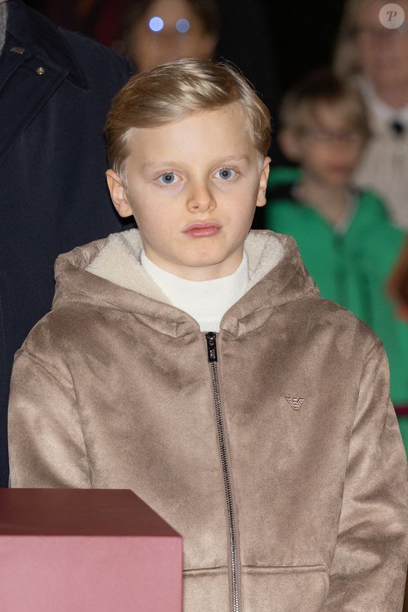Le prince Jacques arborait une tenue sportive avec notamment gilet beige doté d'une doublure fausse peau de mouton de chez Armani et un jean

Le prince Jacques de Monaco, marquis des Baux - La famille princière de Monaco lors du lancement des illuminations de Noël organisées par la municipalité de Monaco sur la Place d'Armes le 27 novembre 2025.
© Olivier Huitel / Pool / Bestimage