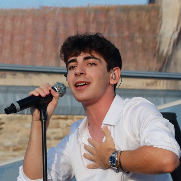 Exclusif - Léon Hesby, le fils de Patrick Bruel, se produit pour la première fois sur scène en France, au festival des Sables-d'Olonne, le 26 juin 2026. En première partie de Marine Delplace, gagnante de la Star Academy (S12), le jeune musicien de 20 ans a chanté un titre en anglais, remportant un franc succès, sous le regard de sa mère, Amanda Sthers. © Noël Carrier / Bestimage