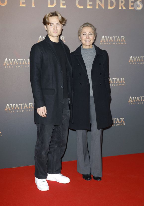 "Je les vois une heure le matin et une heure le soir. J'ai refusé des propositions, comme une interview matinale, pour maintenir ce lien avec eux."

Anne-Sophie Lapix et son fils - Avant-première du film "Avatar : Fire and Ash" (Avatar : de Feu et de Cendres) à la Seine Musicale de Boulogne-Billancourt le 5 décembre 2025. © Marc Ausset-Lacroix/Bestimage