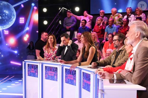 Exclusif - Eve Angeli, Jordan Deluxe, Ariane Brodier, Chicandier, Isabelle Morini-Bosc, Gilles Verdez, lors de l'enregistrement de l'émission "On Connait La Chanson Années 90", présentée par L.Boccolini et diffusée le 19 mai 2026 sur W9, à Paris, France, le 8 avril 2026. © Jack Tribeca/Bestimage