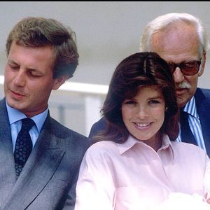 Née en août 1986 des amours de Caroline avec Stefano Casiraghi...

Caroline de Monaco à la sortie de la clinique avec sa fille Charlotte Casiraghi, accompagnées d’Andrea Casiraghi, de Stefano Casiraghi et du prince Rainier III, à Monaco, le 6 août 1986.
Crédit : Daniel Angeli/Bestimage