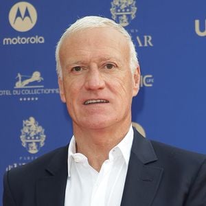 Ce message a permis de dévoiler "Trois pommes", un surnom affectueux et méconnu donné à Didier Deschamps en référence à sa taille.
Didier Deschamps - Photocall de la 34ème édition des Trophées UNFP du Football au Palais Brongniart à Paris le 11 mai 2026. © Coadic Guirec/Bestimage