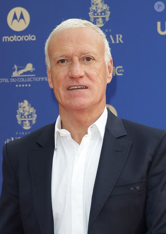 Ce message a permis de dévoiler "Trois pommes", un surnom affectueux et méconnu donné à Didier Deschamps en référence à sa taille.

Didier Deschamps - Photocall de la 34ème édition des Trophées UNFP du Football au Palais Brongniart à Paris le 11 mai 2026. © Coadic Guirec/Bestimage