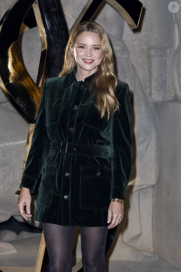 "C'est lamentable.". "Mais non, ce n'est pas lamentable", rétorque l'animateur, avant de demander à la maman d’Ali (fruit de son amour avec le réalisateur Mabrouk El Mechri) et d’Hiro (né de sa relation avec Niels Schneider) : "Vous avez noté le numéro ?". "Oui, j'ai noté, j'appelle dès que j'ai terminé cette émission", répond-elle.

Virginie Efira – Photocall du Défilé de mode Saint Laurent  Collection Printemps-Été 2026 dans le cadre de la Fashion Week de Paris, France, le 29 septembre 2025.
© Olivier Borde / Bestimage