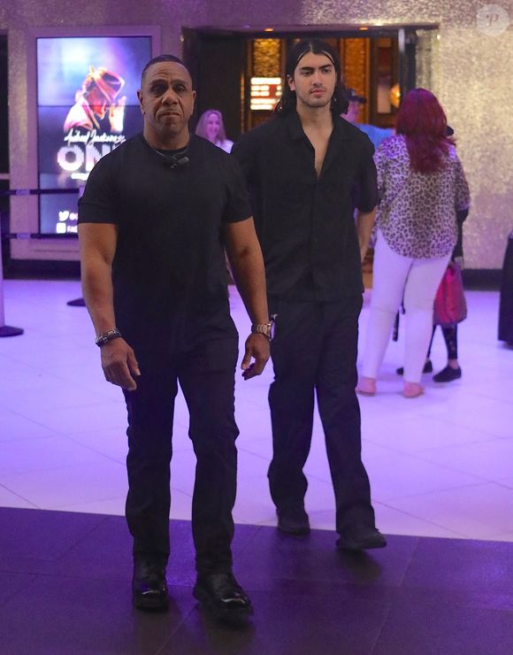 Blanket Jackson qui a maintenant 21 ans quitte le souvenir du 65ème anniversaire de son père au théâtre Michael Jackson One, escorté par sa sécurité à Las Vegas. Des images de son père Michael sont visibles sur des affiches dans le hall et sur des panneaux indiquant les événements spéciaux de la journée à l'intérieur du casino Mandalay Bay. Las Vegas, NV, États-Unis, le 29 août 2023. Photo Brian Prahl/Splash News/ABACAPRESS.COM