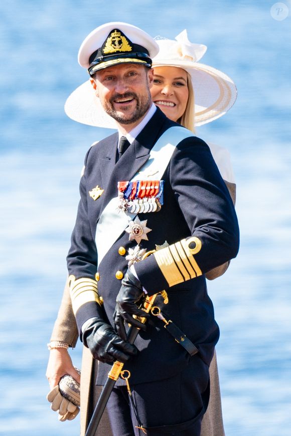 “Mais elle a été bien soignée. Ils sont incroyablement bien équipés donc tout s’est bien passé”, conclut Haakon de Norvège

Cérémonie d'accueil du roi Frederik et de la reine Mary de Danemark à Oslo (Norvège) par le roi Harald V et la reine Sonja de Norvège, le prince Haakon et la princesse Mette-Marit de Norvège, le 14 mai 2024. Backgrid USA / Bestimage
