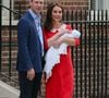 Pourtant habituée à immortaliser ses dignes héritiers pour leurs anniversaires, la soeur de Pippa Middleton s'est - cette fois-ci - offert les services du photographe Josh Shinner... Qu'elle connait bien !

Le prince William, duc de Cambridge arrive avec ses enfants le prince George de Cambridge et la princesse Charlotte de Cambridge à l'hôpital St Marys après que sa femme Catherine (Kate) Middleton, duchesse de Cambridge ait donné naissance à leur troisième enfant à Londres le 23 avril 2018.