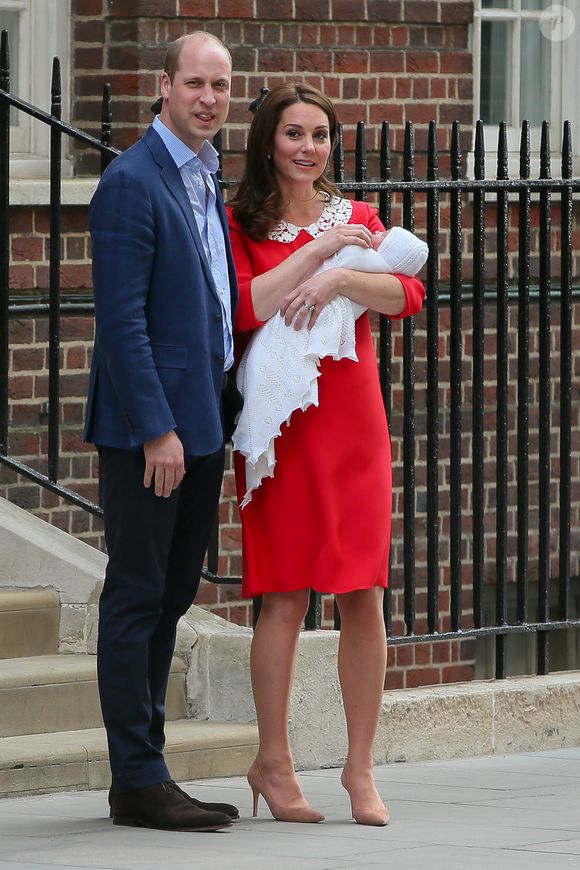 Pourtant habituée à immortaliser ses dignes héritiers pour leurs anniversaires, la soeur de Pippa Middleton s'est - cette fois-ci - offert les services du photographe Josh Shinner... Qu'elle connait bien !

Le prince William, duc de Cambridge arrive avec ses enfants le prince George de Cambridge et la princesse Charlotte de Cambridge à l'hôpital St Marys après que sa femme Catherine (Kate) Middleton, duchesse de Cambridge ait donné naissance à leur troisième enfant à Londres le 23 avril 2018.