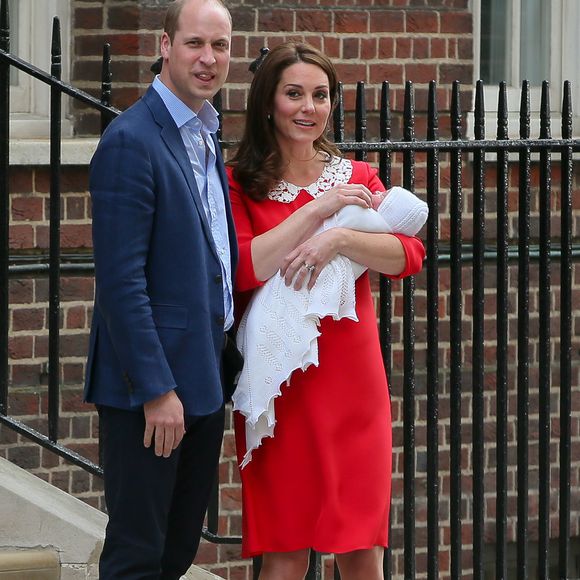 Pourtant habituée à immortaliser ses dignes héritiers pour leurs anniversaires, la soeur de Pippa Middleton s'est - cette fois-ci - offert les services du photographe Josh Shinner... Qu'elle connait bien !

Le prince William, duc de Cambridge arrive avec ses enfants le prince George de Cambridge et la princesse Charlotte de Cambridge à l'hôpital St Marys après que sa femme Catherine (Kate) Middleton, duchesse de Cambridge ait donné naissance à leur troisième enfant à Londres le 23 avril 2018.