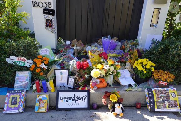 L’acteur de "Friends" a été victime d’une overdose accidentelle de kétamine et s'était noyé dans son jacuzzi.

Les hommages à Matthew Perry s'accumulent devant la maison de Los Angeles où la star de "Friends" est décédée.

Backgrid USA / Bestimage