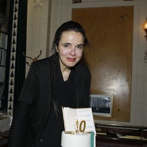 Amélie Nothomb fête ses 30 ans d'écriture et dédicace son nouveau roman "Le livre des soeurs" à la brasserie "Les Deux Magots" à Paris le 12 décembre 2022.
© Denis Guignebourg / Bestimage