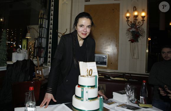 Amélie Nothomb fête ses 30 ans d'écriture et dédicace son nouveau roman "Le livre des soeurs" à la brasserie "Les Deux Magots" à Paris le 12 décembre 2022.

© Denis Guignebourg / Bestimage
