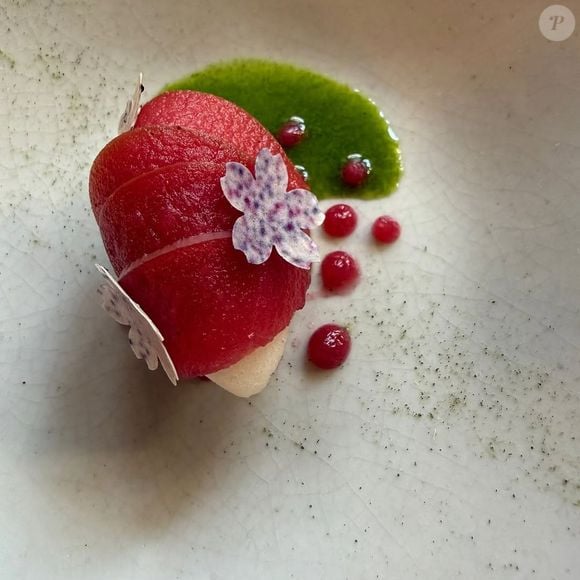 En misant sur des produits locaux de haute qualité et une offre de street food à emporter, le chef entend bien faire rayonner ce joyau du patrimoine grenoblois bien au-delà de la métropole.

Christophe Aribert partage une photo de l'un de ses plats sur Instagram.
