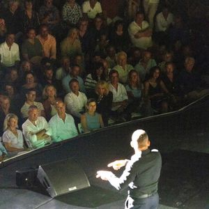 Exclusif - Dany Boon sur scène, le président Emmanuel Macron et sa femme Brigitte dans le public au spectacle de Dany Boon "Clown n'est pas un métier" lors du 41ème Festival de Ramatuelle le 12 août 2025. 
© Cyril Bruneau / Bestimage