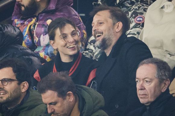 Nicolas Duvauchelle et sa femme Chloé Roy - Célébrités dans les tribunes lors du match de Ligue 1 McDonald's opposant le Paris Saint-Germain (PSG) à l'Olympique de Marseille (OM) - (3-1) au Parc des Princes à Paris le 16 mars 2025. © Cyril Moreau/Bestimage