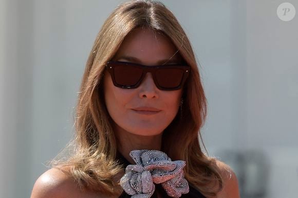 Carla Bruni-Sarkozy arrive pour la remise du prix du "Lion d'or pour l'ensemble de sa carrière" lors du 80ème festival international du film de Venise, La Mostra, à Venise, Italie, le 2 septembre 2023. © Mario Cartelli/SOPA Images/ZUMA Press/Bestimage