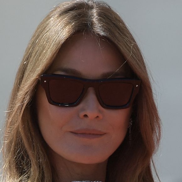 Carla Bruni-Sarkozy arrive pour la remise du prix du "Lion d'or pour l'ensemble de sa carrière" lors du 80ème festival international du film de Venise, La Mostra, à Venise, Italie, le 2 septembre 2023. © Mario Cartelli/SOPA Images/ZUMA Press/Bestimage