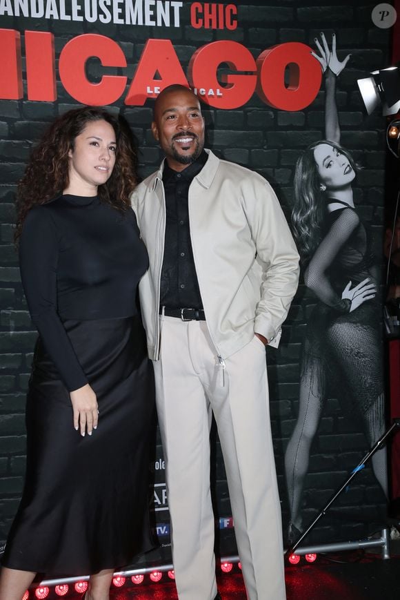 Il s'agit de Jean-Luc Guizonne qui a participé à la saison 5 de la "Star Academy", venu avec sa femme Charlotte Namura. 

Charlotte Namura-Guizonnet et Jean-Luc Guizonne - Célébrités lors du filage de la comédie musicale "Chicago, le Musical" au Casino de Paris le 13 novembre 2025. © Bertrand Rindoff / Bestimage