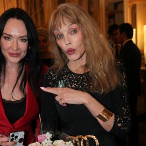 Elle était entourée de son mari Bernard-Henri Lévy mais aussi d'autres personnalités comme Inès de la Fressange et Valérie Trierweiler.

Guest, Arielle Dombasle - Arielle Dombasle est élevée au rang d'Officière de l'ordre des Arts et Lettres au Ministère de la Culture à Paris le 08 Décembre 2025.

© Philippe Baldini / Bestimage