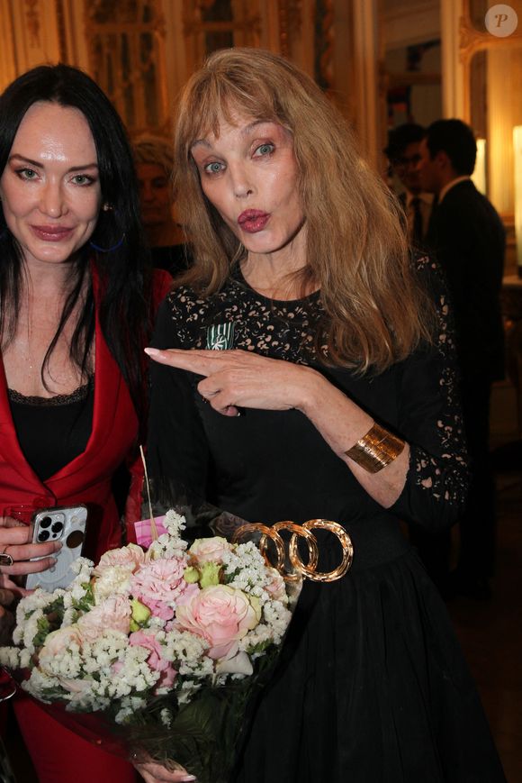 Elle était entourée de son mari Bernard-Henri Lévy mais aussi d'autres personnalités comme Inès de la Fressange et Valérie Trierweiler.

Guest, Arielle Dombasle - Arielle Dombasle est élevée au rang d'Officière de l'ordre des Arts et Lettres au Ministère de la Culture à Paris le 08 Décembre 2025.

© Philippe Baldini / Bestimage