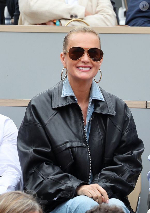 Laeticia Hallyday dans les tribunes lors des Internationaux de France de Tennis de Roland Garros 2025. Paris, le 26 mai 2025. © Jacovides-Moreau/Bestimage