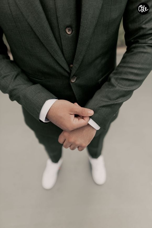 Heureusement, les codes vestimentaires au bureau évoluent pour laisser enfin une place de choix aux sneakers.