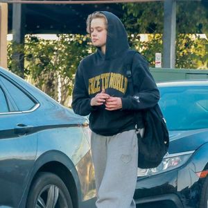 Aperçue sur des vidéos de hip-hop, Shiloh Jolie n'est pas sur les réseaux sociaux.

Shiloh Jolie sort d'un cours de danse en jogging - Backgrid USA / BestImage