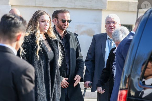Le veuf Michel Ferracci, Milla Savarese, la fille de la défunte, Daniel Dequenne, le père de la défunte à la sortie des obsèques d'Emilie Dequenne au cimetière Père Lachaise à Paris, France, le 26 mars 2025. © Cyril Moreau/Bestimage