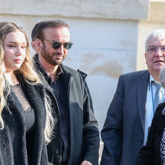 Le veuf Michel Ferracci, Milla Savarese, la fille de la défunte, Daniel Dequenne, le père de la défunte à la sortie des obsèques d'Emilie Dequenne au cimetière Père Lachaise à Paris, France, le 26 mars 2025. © Cyril Moreau/Bestimage
