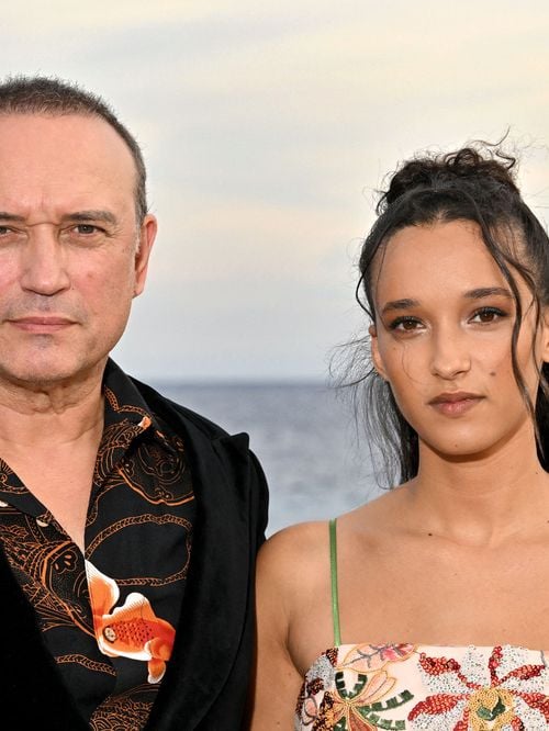 Elle a les mêmes yeux que lui : la fille de Vincent Perez fait ses premiers pas à ses côtés
