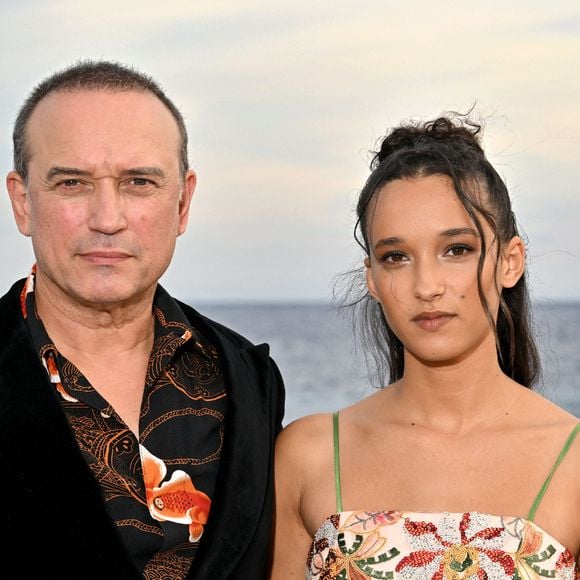 Tess Perez, 21 ans, fait ses premiers pas au cinéma aux côtés de son père, Vincent Perez.

Vincent Perez et sa fille Tess - Photocall du film "Un jeu dangereux" lors de la 8ème édition du Festival Cinéroman à Nice. © Jacovides-Bebert/Bestimage