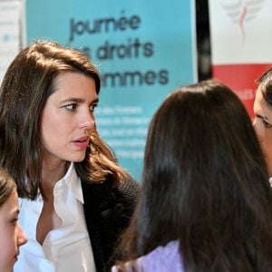 Charlotte Casiraghi a été invitée au 4eme Speed Mentoring, organisé à l'hôtel Columbus à Monaco à l'initiative de SheCanHeCan (SCHC) et l’association des femmes chefs d’entreprises de Monaco (AFCEM), le 5 mars 2025.
La fille de la princesse Caroline de Hanovre a été accueillie par Vibeke Brask Thomsen, fondatrice et directrice de SheCanHeCan et Johanna Houdrouge, présidente de l’AFCEM. Cette manifestation annuelle permet aux jeunes filles dès 11 ans et aux jeunes femmes jusqu’à 25 ans de rencontrer des actives, cheffes de sociétés ou occupant des postes à responsabilités. Une quarantaine de jeunes filles et femmes ont pu échanger avec leurs aînées en poste en Principauté. Le but est d’orienter professionnellement ou de susciter des vocations. Du côté des mentors, une vingtaine de femmes évoluant dans plusieurs secteurs privés étaient présentes aux côtés d’autres du secteur public, telles que Céline Cottalorda, déléguée interministérielle pour le Comité droits des femmes, Elodie Kheng, chef de cabinet du ministre d’Etat, Marine Hugonnet-Grisoul, conseillère nationale, ou encore Marina Ceyssac, haut-commissaire à la protection des droits, des libertés et à la médiation. © Bruno Bebert / Bestimage