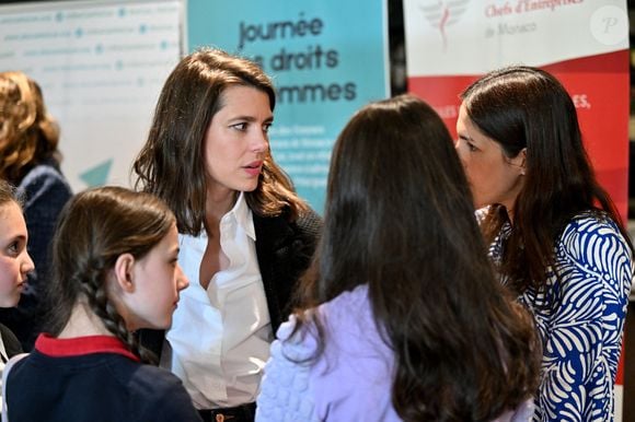 Charlotte Casiraghi a été invitée au 4eme Speed Mentoring, organisé à l'hôtel Columbus à Monaco à l'initiative de SheCanHeCan (SCHC) et l’association des femmes chefs d’entreprises de Monaco (AFCEM), le 5 mars 2025.
La fille de la princesse Caroline de Hanovre a été accueillie par Vibeke Brask Thomsen, fondatrice et directrice de SheCanHeCan et Johanna Houdrouge, présidente de l’AFCEM. Cette manifestation annuelle permet aux jeunes filles dès 11 ans et aux jeunes femmes jusqu’à 25 ans de rencontrer des actives, cheffes de sociétés ou occupant des postes à responsabilités. Une quarantaine de jeunes filles et femmes ont pu échanger avec leurs aînées en poste en Principauté. Le but est d’orienter professionnellement ou de susciter des vocations. Du côté des mentors, une vingtaine de femmes évoluant dans plusieurs secteurs privés étaient présentes aux côtés d’autres du secteur public, telles que Céline Cottalorda, déléguée interministérielle pour le Comité droits des femmes, Elodie Kheng, chef de cabinet du ministre d’Etat, Marine Hugonnet-Grisoul, conseillère nationale, ou encore Marina Ceyssac, haut-commissaire à la protection des droits, des libertés et à la médiation. © Bruno Bebert / Bestimage