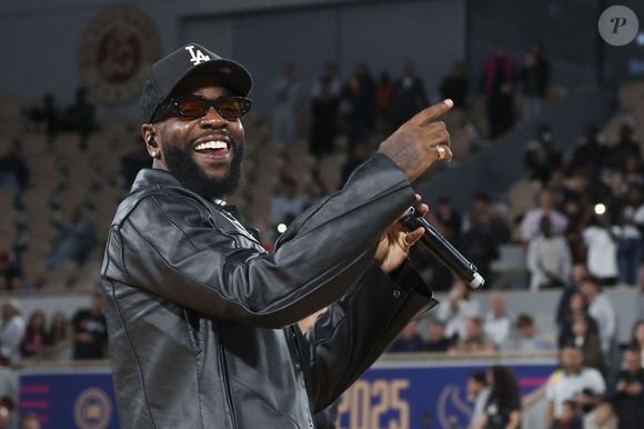 Tayc en showcase lors de la finale de Super Coupe LNB à Roland Garros, le 21 septembre 2025.