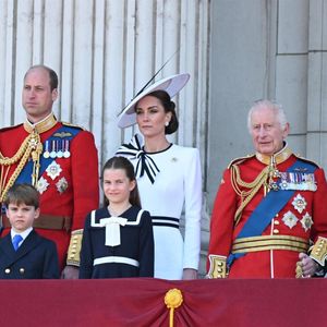 Le prince William, prince de Galles, Catherine (Kate) Middleton, princesse de Galles, le prince George de Galles, le prince Louis de Galles, la princesse Charlotte de Galles, le roi Charles III d'Angleterre et Camilla Parker Bowles, reine consort d'Angleterre,- Les membres de la famille royale britannique au balcon du Palais de Buckingham lors de la parade militaire "Trooping the Colour" à Londres, Royaume Uni, le 15 juin 2024. © Backgrid UK/Bestimage