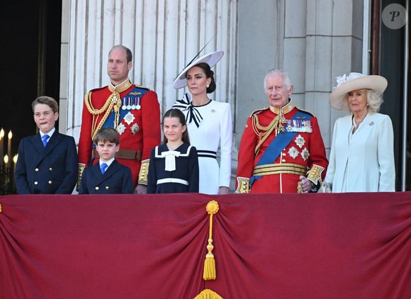Le prince William, prince de Galles, Catherine (Kate) Middleton, princesse de Galles, le prince George de Galles, le prince Louis de Galles, la princesse Charlotte de Galles, le roi Charles III d'Angleterre et Camilla Parker Bowles, reine consort d'Angleterre,- Les membres de la famille royale britannique au balcon du Palais de Buckingham lors de la parade militaire "Trooping the Colour" à Londres, Royaume Uni, le 15 juin 2024. © Backgrid UK/Bestimage
