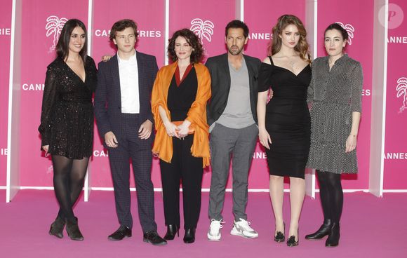 Lucien Belves, Frédéric Diefenthal, Elsa Lunghini et Pola Petrenko de "Ici tout commence" au photocall lors de la 5ème saison du festival International des Séries "Canneseries" à Cannes, France, le 2 avril 2022. © Denis Guignebourg/Bestimage