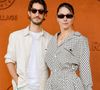 Pour la star, la culture n'est pas un simple divertissement, mais un véritable besoin humain fondamental et créateur de lien social.

Pierre Niney et sa compagne Natasha Andrews au village lors des Internationaux de France de Tennis de Roland Garros 2025, à Paris, France, le 8 juin 2025. © Cyril Moreau/Bestimage