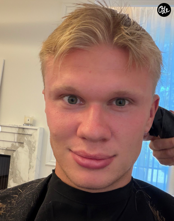 Pour la rentrée, exit les cheveux longs. Place au court. 

Compte Instagram de Erling Haaland