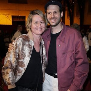 Luana Belmondo et son fils Alessandro Belmondo assistent à la 29e édition du Festival de la littérature et du vin à Saumur, en France, le 5 avril 2025. Photo de Jérôme Domine/ABACAPRESS.COM