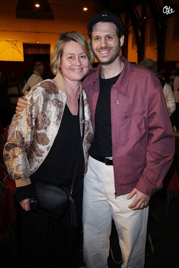 Luana Belmondo et son fils Alessandro Belmondo assistent à la 29e édition du Festival de la littérature et du vin à Saumur, en France, le 5 avril 2025. Photo de Jérôme Domine/ABACAPRESS.COM