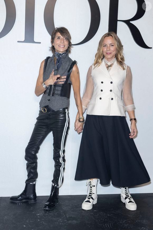 Maria Bello et sa fiancée Dominique Crenn au photocall du défilé de mode Dior lors de la la Fashion Week printemps/été 2022 de Paris, France, le 28 septembre 2021. © Olivier Borde/Bestimage