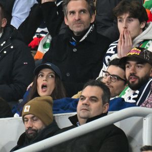 Iris Mittenaere, Jean Dujardin, Oli, B - Célébrités dans les tribunes du match d'ouverture du Tournoi des six nations : France-Irlande (36-14) au Stade de France à Saint-Denis le 5 février 2026. © Lionel Urman/Bestimage
